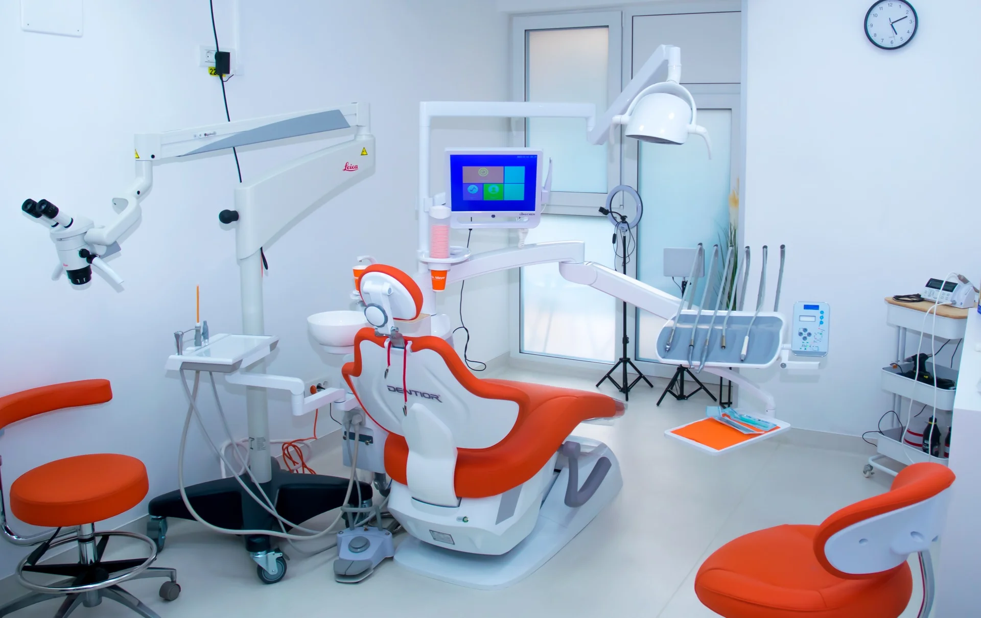 Cabinet dotat cu microscop pentru tratamente complexe, clinica stomatologica Cartierul Latin