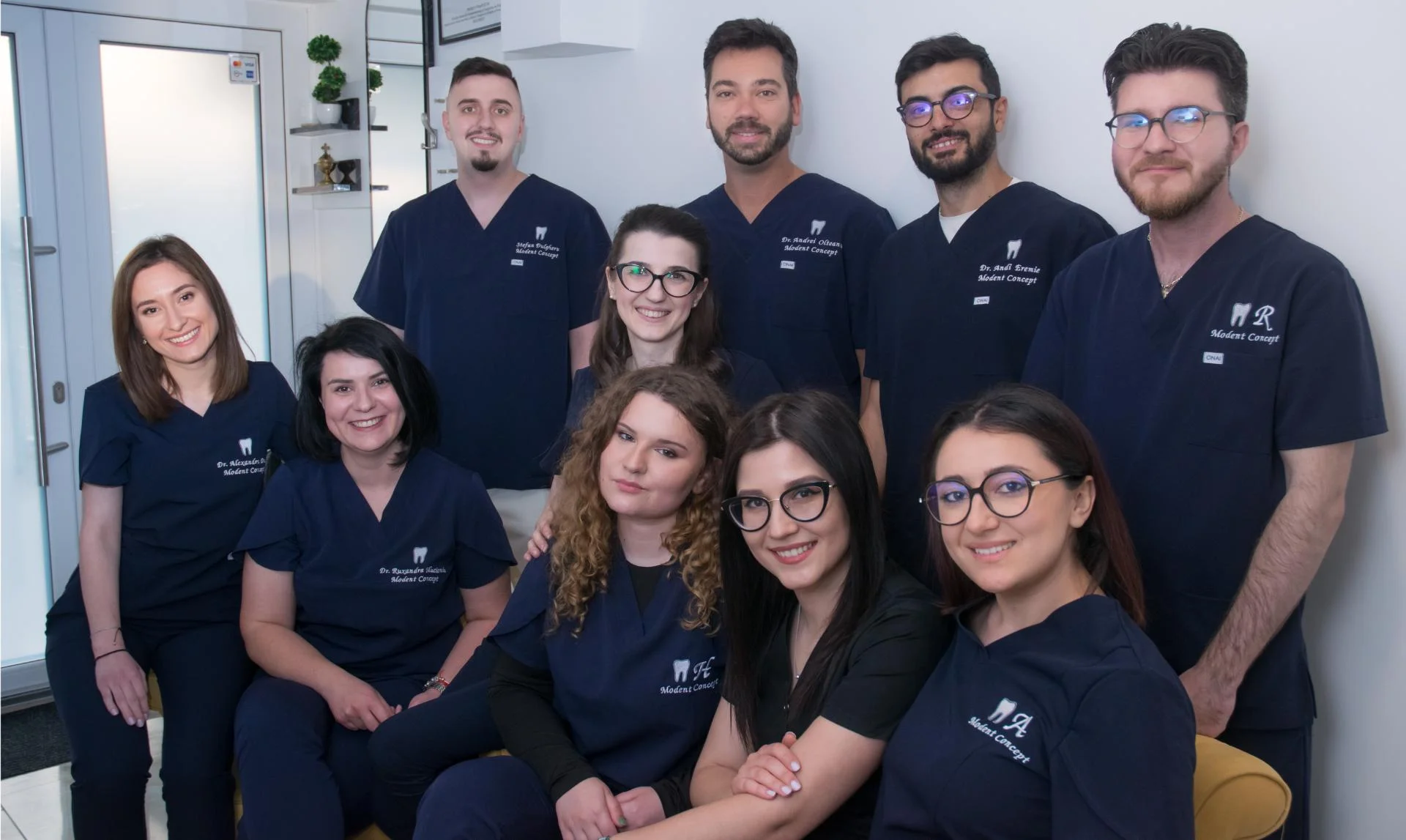 Echipa de medici a clinicii stomatologice din apropierea Cartierului Latin