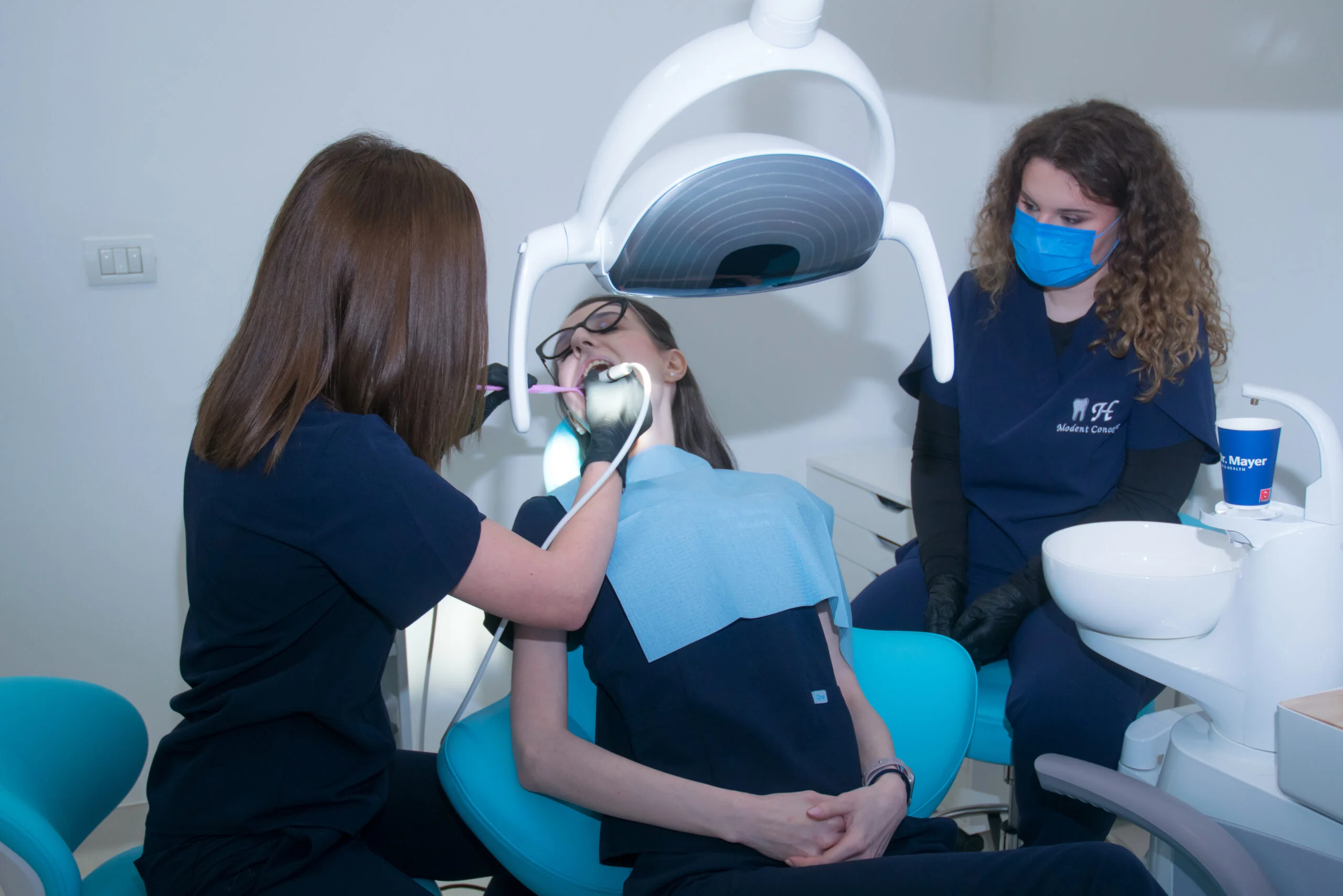 Medic si asistenta in timpul unui tratament in clinica stomatologica sector 6