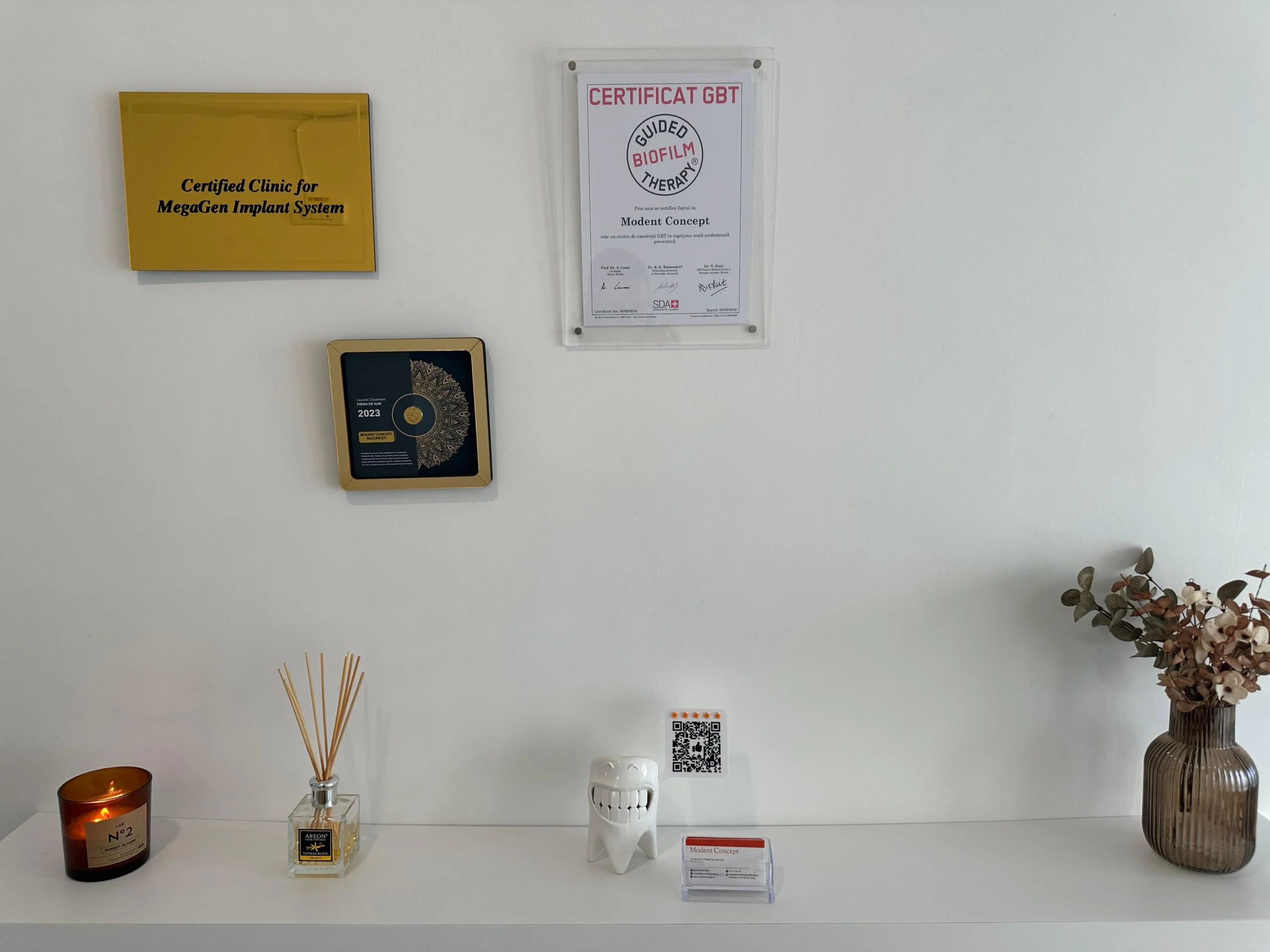 Receptia clinicii stomatologice Prelungirea Ghencea cu certificarile afisate